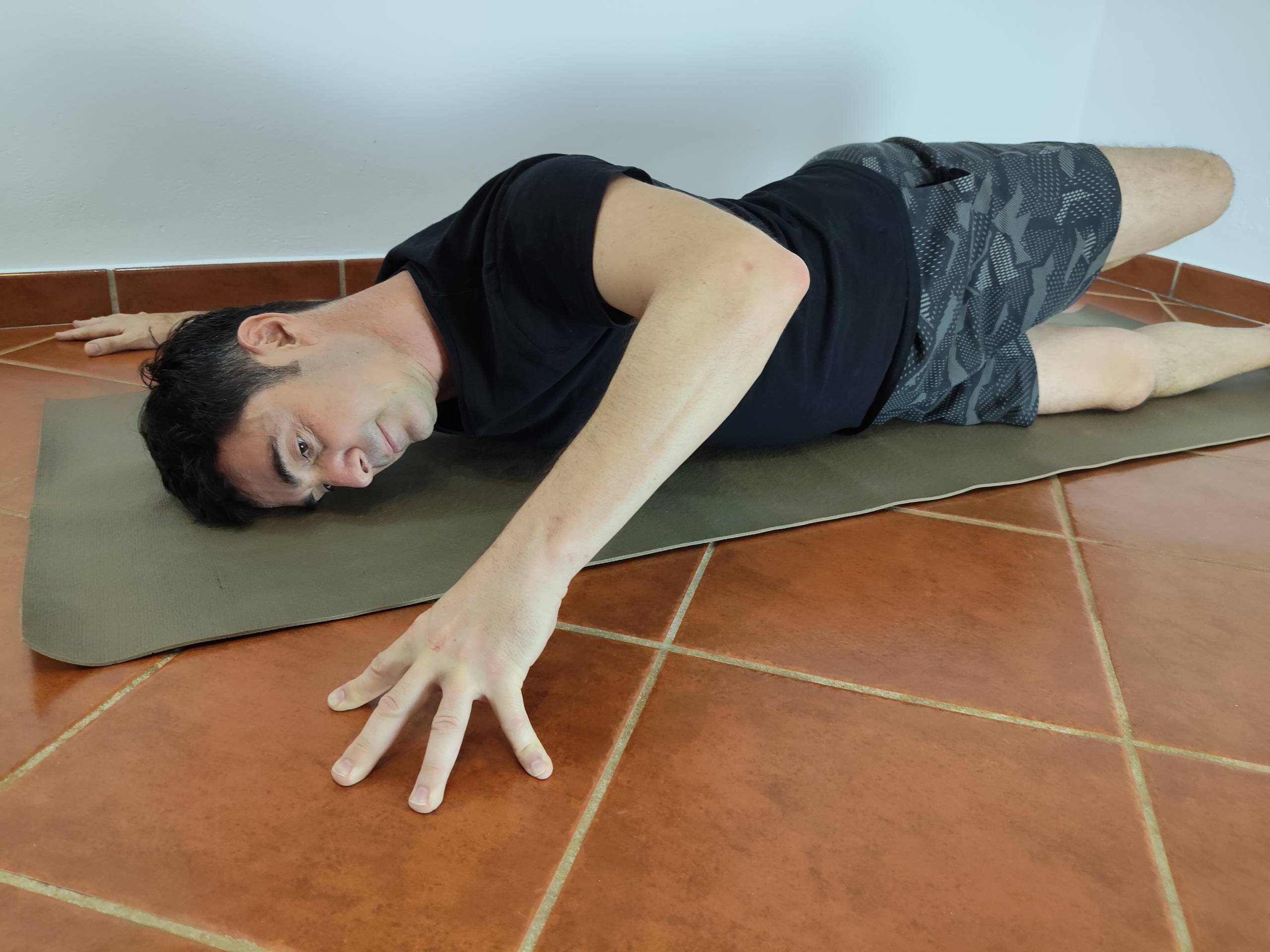 Javier Muriel in contact with the floor, in a gesture of support and physical exploration